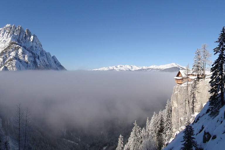 Dolomitenhütte über dem Nebel