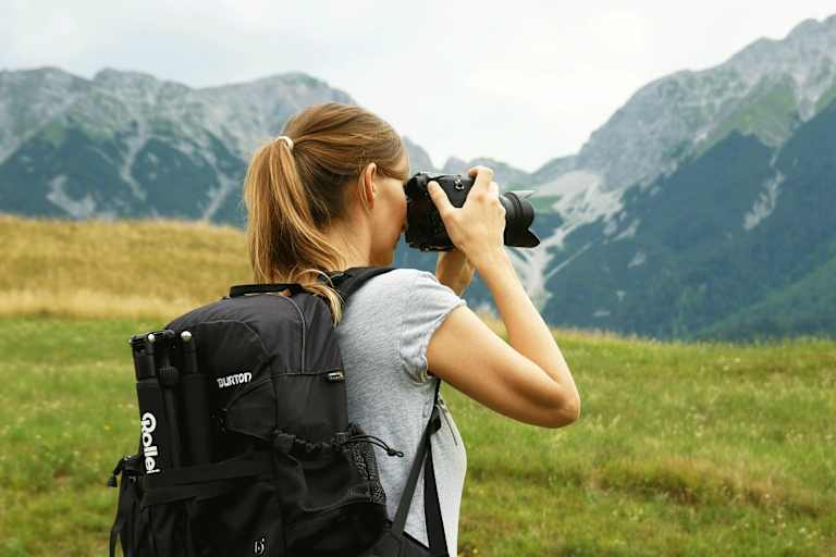 Bergfotografie: Hobbyfotografin Anna aus Innsbruck vor Bergpanorama
