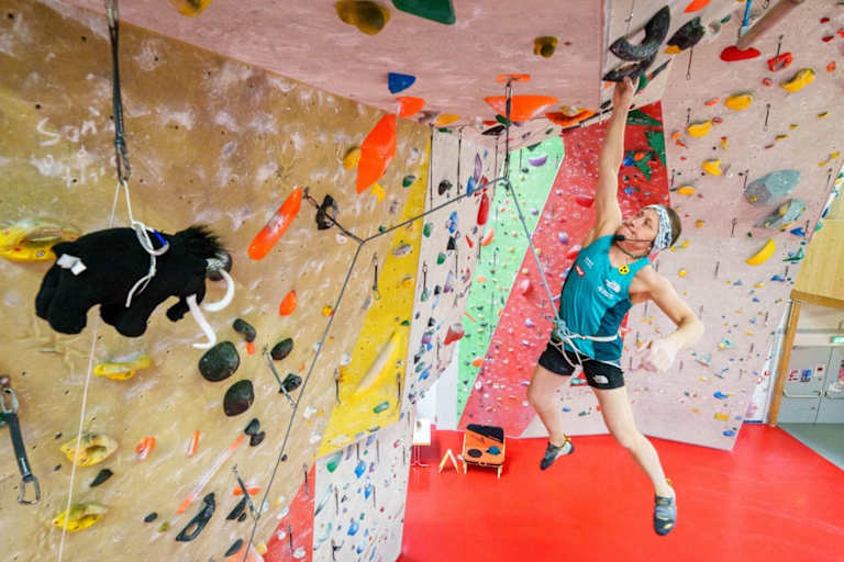 Die österreichische Parakletterin Linda Le Bon beim Klettern in der Halle