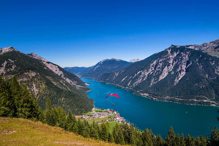 Der Achensee schimmert in Türkis-Blau