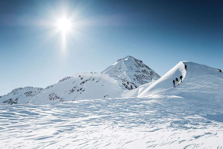 Die Große Sulzspitze (2.853 m) ist Zwischenstation auf dem Weg zu den unverspurten Hängen des Verwalltals.
