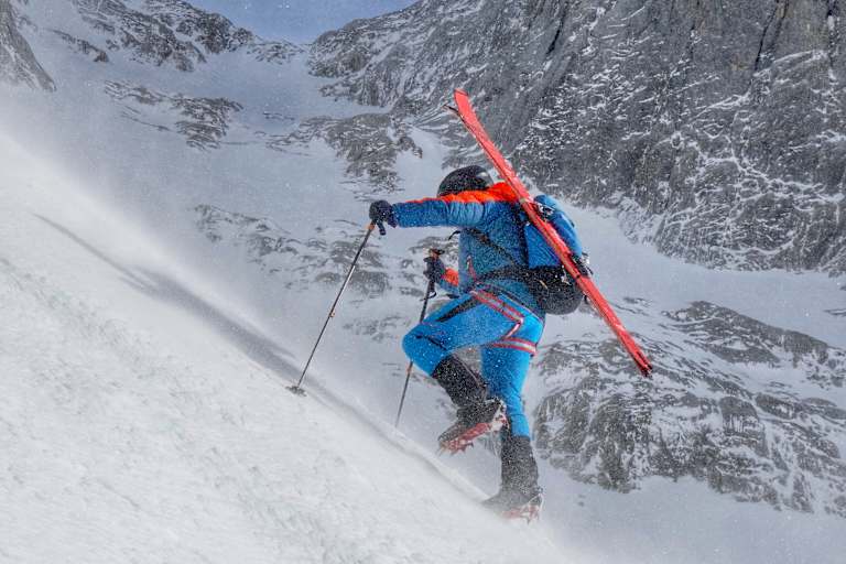 Skibergsteiger beim Aufstieg in einer Steilrinne