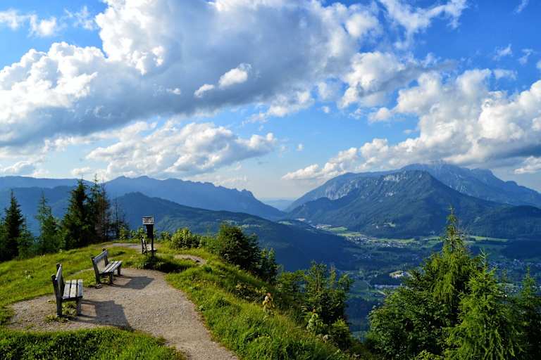 Aussicht vom 1.304 m hohen Grünstein über das Berchtesgadener Land in Bayern