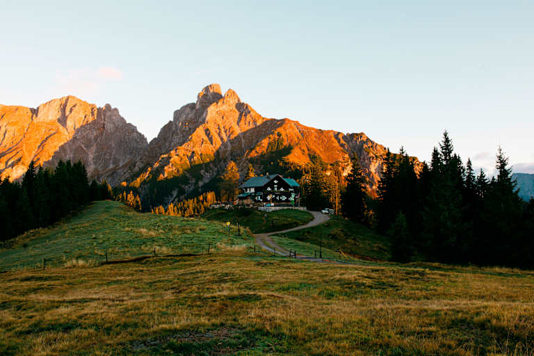 Die Mödlinger Hütte - am Fuße des Reichensteins - im warmen Licht der Morgensonne.