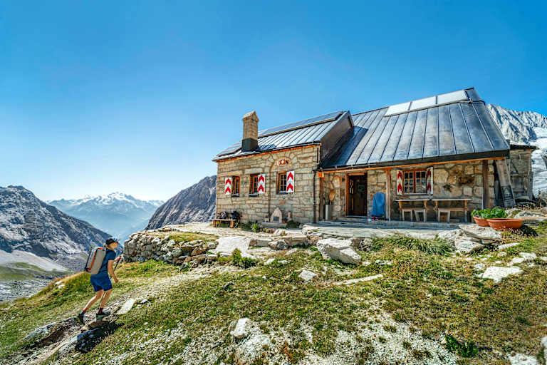 Anmutig thront die Baltschiederklause auf einem kleinen Plateau.