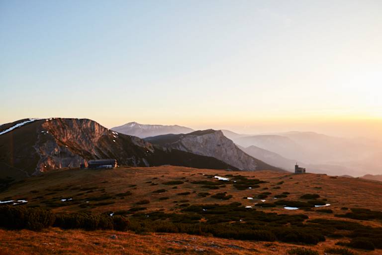 Das Karl Ludwig Haus und der Gipfel des Predigtstuhl im Hintergrund 