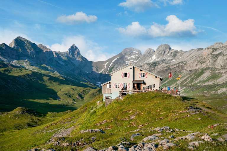 Die Glattalphütte umringt von Bergen.