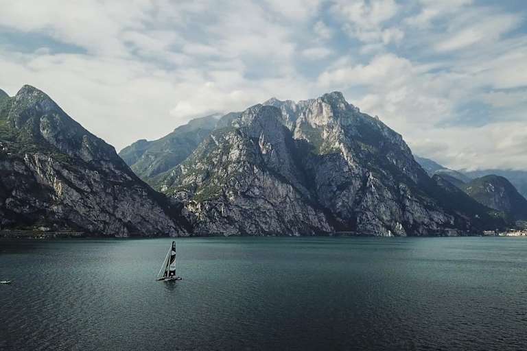 Extrem-Katamaran am Westufer des Garadasee