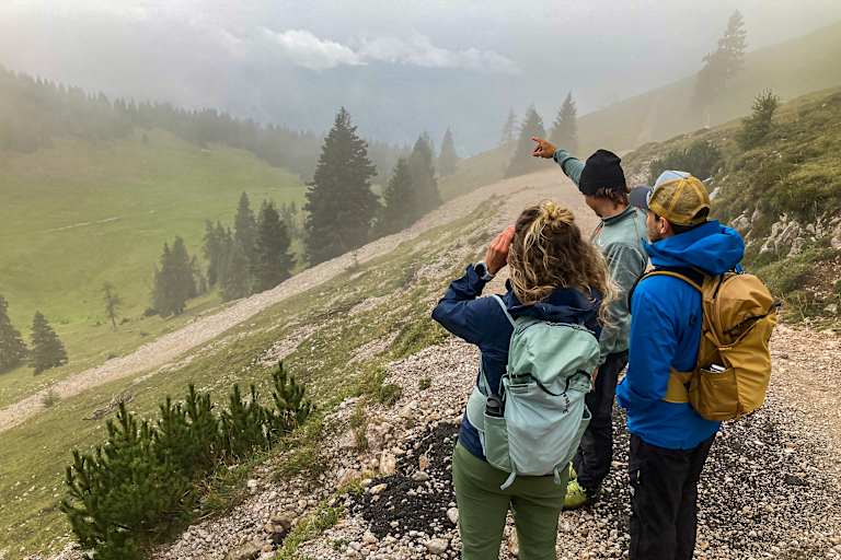 Wanderer am Dobratsch bei Nebel