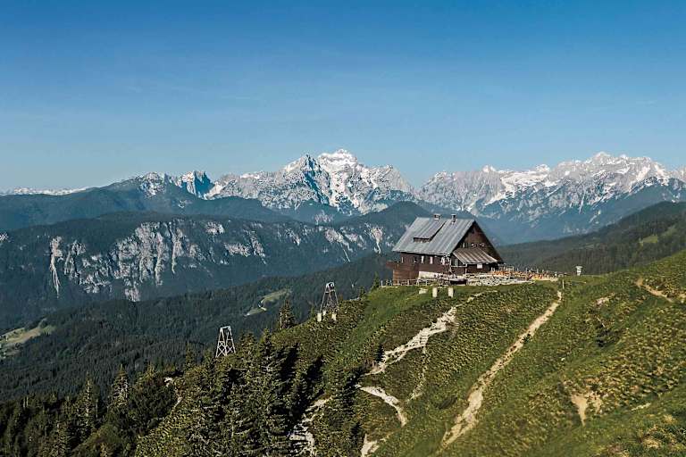 Die Kahlkogelhütte mit Blick in die Julischen Alpen.