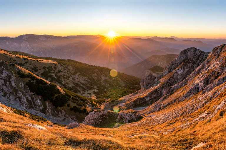 Der Sonnenuntergang am Schneeberg, nur wenige Minuten von der Fischerhütte entfernt, stellt er das Highlight dieser Wanderung dar..