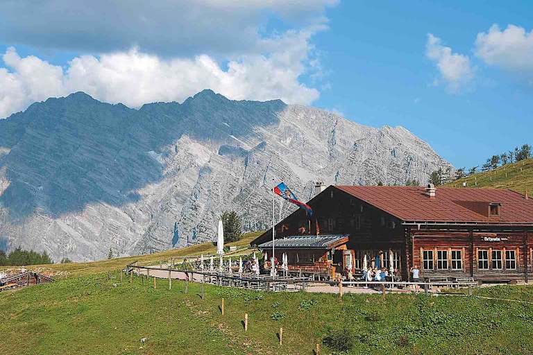 Die Gotzenalm vor der Watzmann-Ostwand.