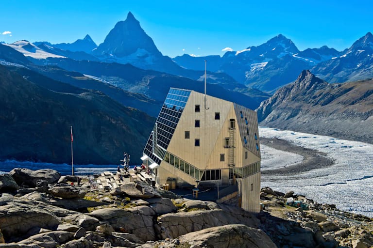Vor allem Hütten-Beiträge haben euch im Oktober begeistert: Die Monte Rosa Hütte in Zermatt mit dem Matterhorn im Hintergrund