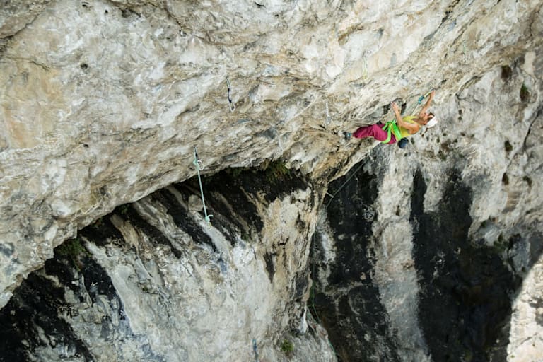 Angy Eiter während ihrer Erstebgeung von „Madame Ching“ (9b) im Tiroler Oberland