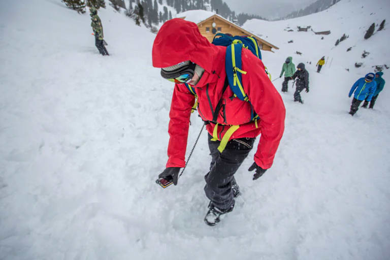 Wer mit seiner LVS-Notfallausrüstung vertraut ist, kann im Notfall auch rasche Hilfe leisten: Doch wie trägt man das LVS nun richtig?