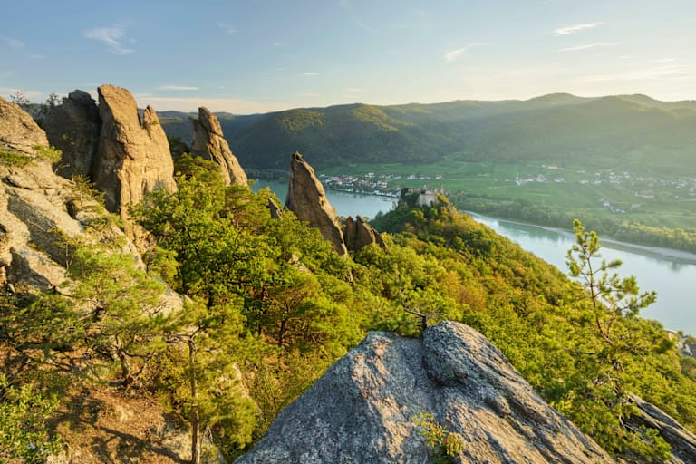 Ausblick von oberhalb der Burgruine Dürnstein aus über die malerische Wachau in Niederösterreich