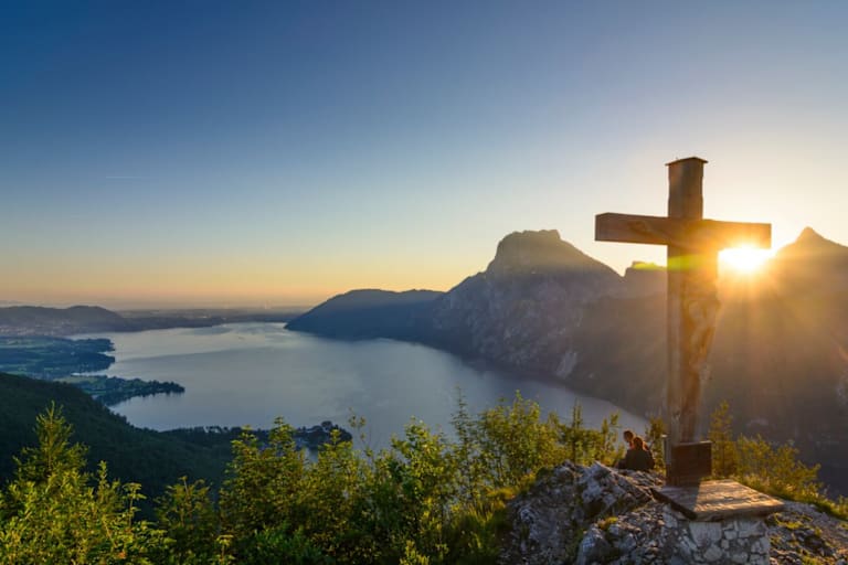 Romantischer Ausblick vom Gipfel des Kleinen Sonnstein (923 m) auf den tiefblauen Traunsee, Oberösterreich