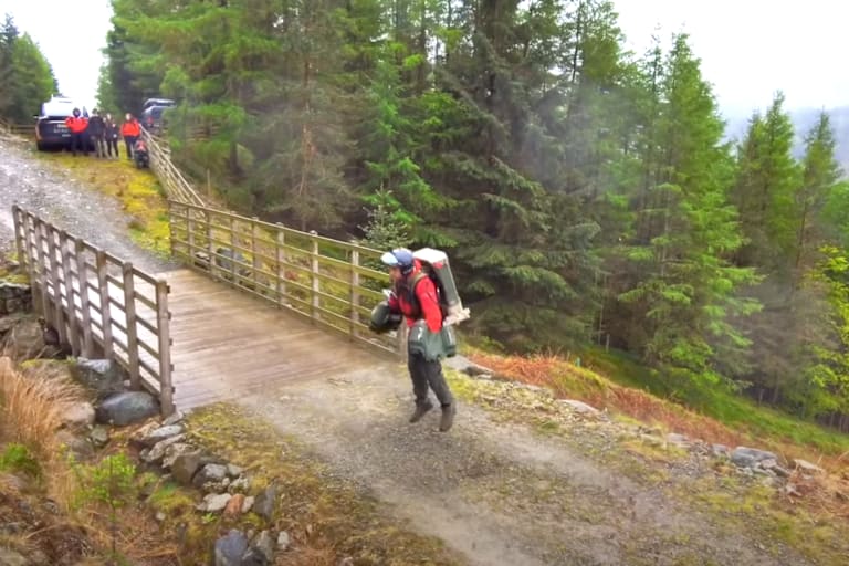 Notarzt Jamie Walsh testet den Jet-Suit im Lake-District-Nationalpark