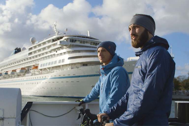 Die Österreicher Kurt und Max waren mit ihren Rädern an der deutschen Ostsee unterwegs