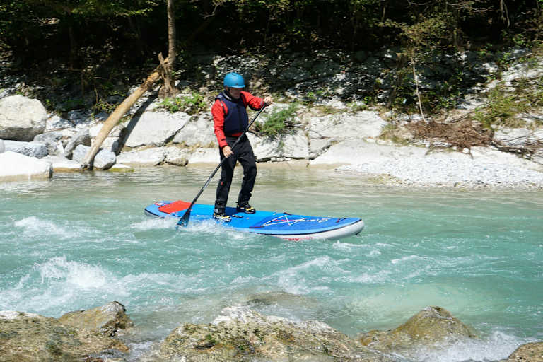 Stand-Up-Paddler im Wildwasser