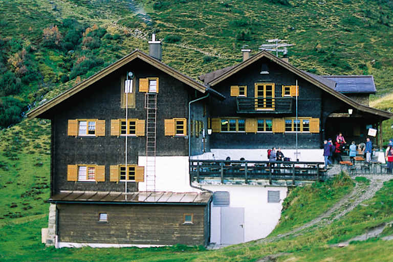 Die Schwarzwasserhütte im Sommer