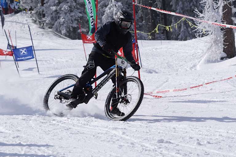 Downhill-Mountainbiken im Schnee