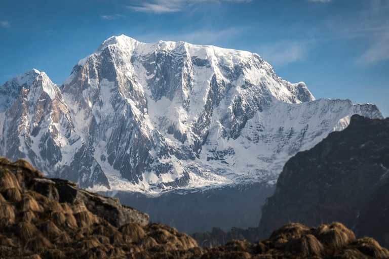 Bergwelten Annapurna nterhalb des Gipfels der Annapurna III markiert die Licht/Schattengrenze den imposanten Süd-Ost Grat. Vom Basecamp bis zum Gipfel misst der Grat beinahe 3000 Höhenmeter.