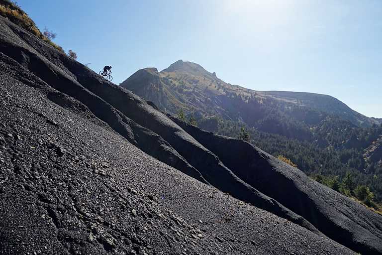 Aschgraue Hänge der Trans-Provence