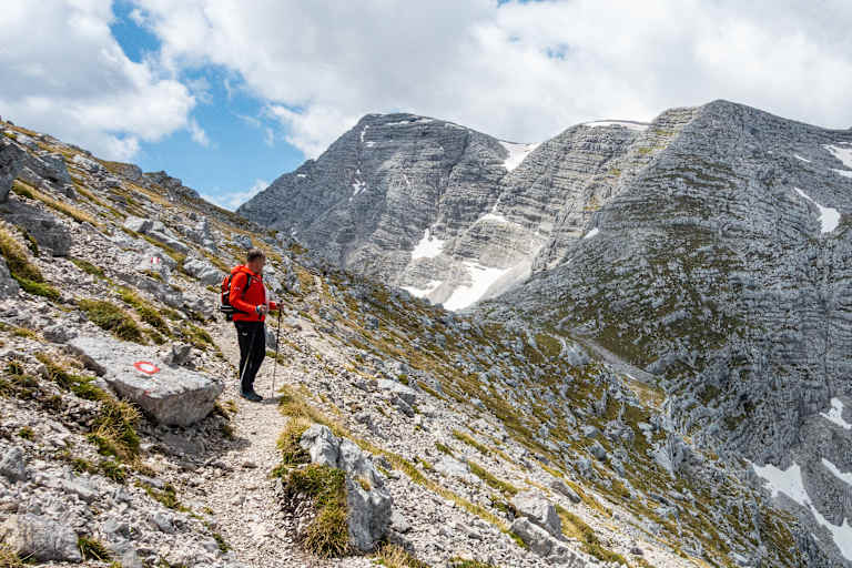 Wanderer mit Warscheneck im Toten Gerbirge