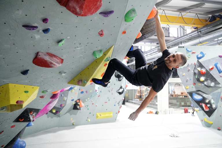 Kletterer in der Boulderhalle