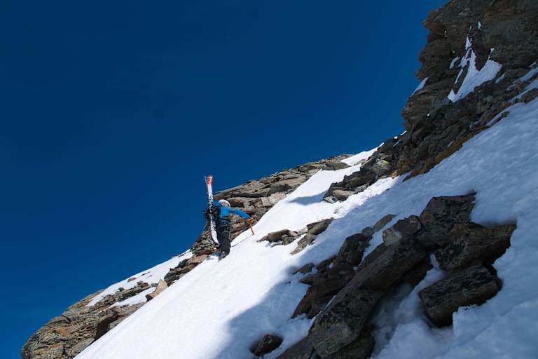 Wer hohe Gipfel und steile Flanken befahren möchte, der braucht nicht nur Kraft und Kondition, sondern auch die richtige Ausrüstung