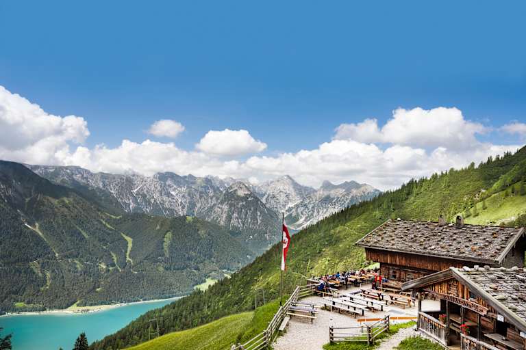 Die Dalfaz Alm liegt auf 1.693 Höhenmetern im Tiroler Rofangebirge