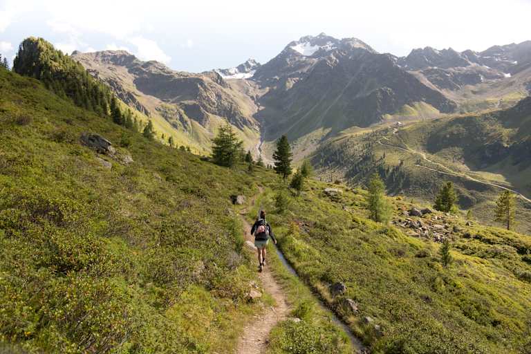 Fundusfeiler-Tour: Die Frischmannhuette ist am Waalweg bereits in Sichtweite