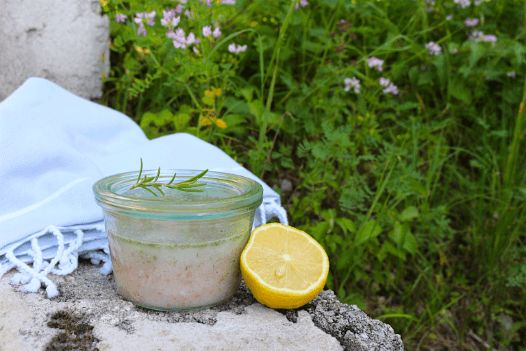 Die Zutaten für das DIY-Peeling findet man fast alle in der Küche