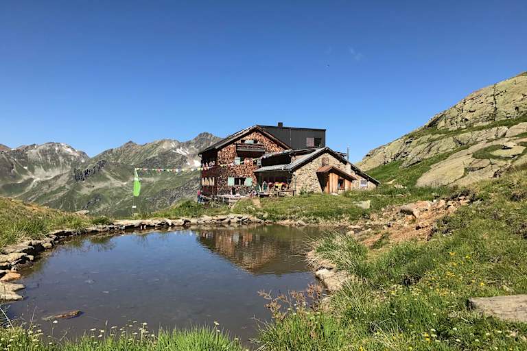 Die Edmund-Graf-Hütte auf 2.375 m