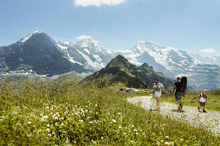 Wandern am Fuße des Eiger, hoch über Grindelwald