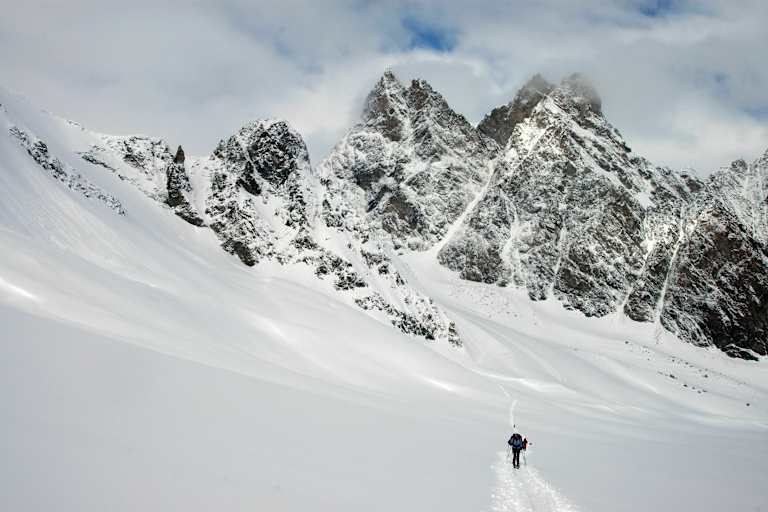 Skitourengeher auf der Haute Route beim Aufstieg zum Col du Mont Brulé