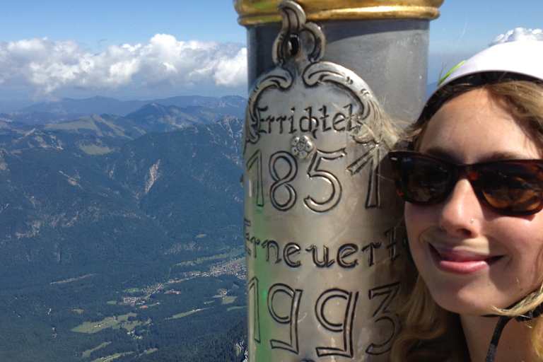 Klettersteig Zugspitze: Lea Hajner am Gipfel der Zugspitze
