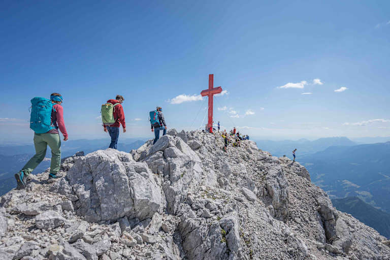 Am Gipfel des Großen Priel steht ein rotes Gipfelkreuz.