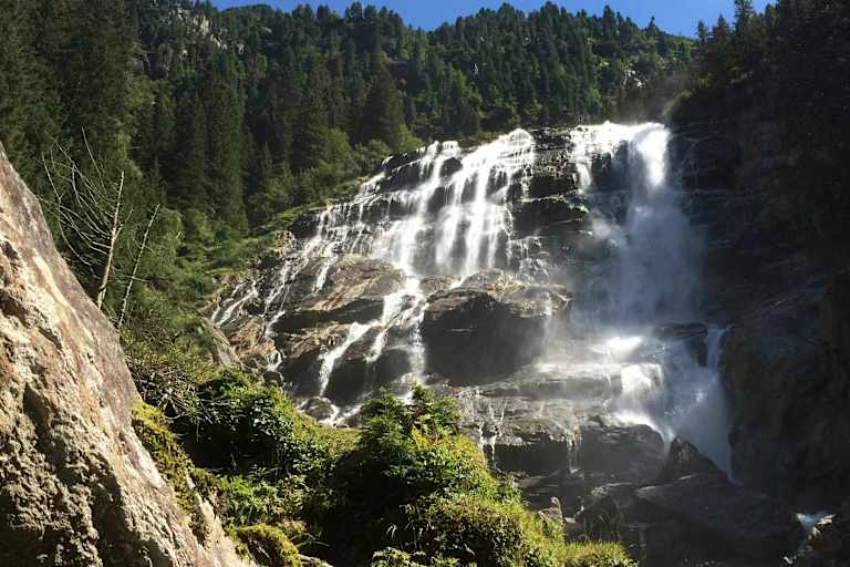 Der mächtige Grawa-Wasserfall im Stubai