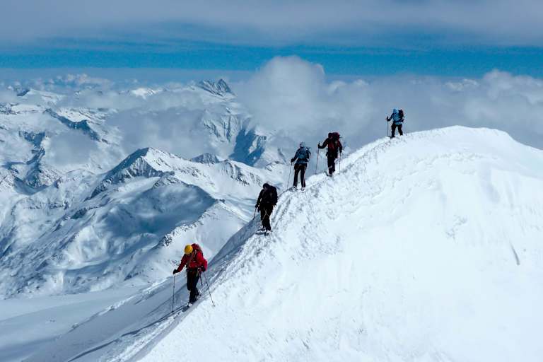 Skibergsteiger am Gipfelgrat des Großvenedigers im Winter