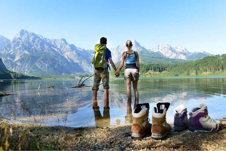 Almsee: Wie ein Gemälde liegt der Almsee vor der Almtaler Sonnenuhr