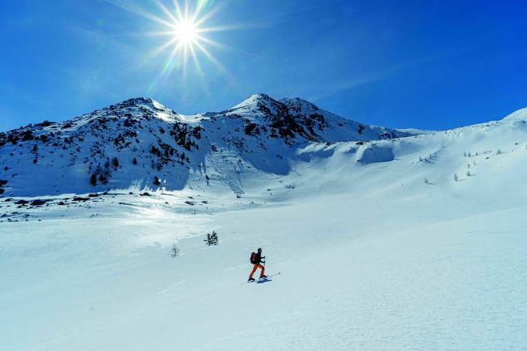 Skitourengeher am Weg auf die Hochweber Spitze