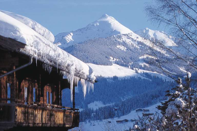 Alpbachtal-Winterlandschaft mit Holzhütte