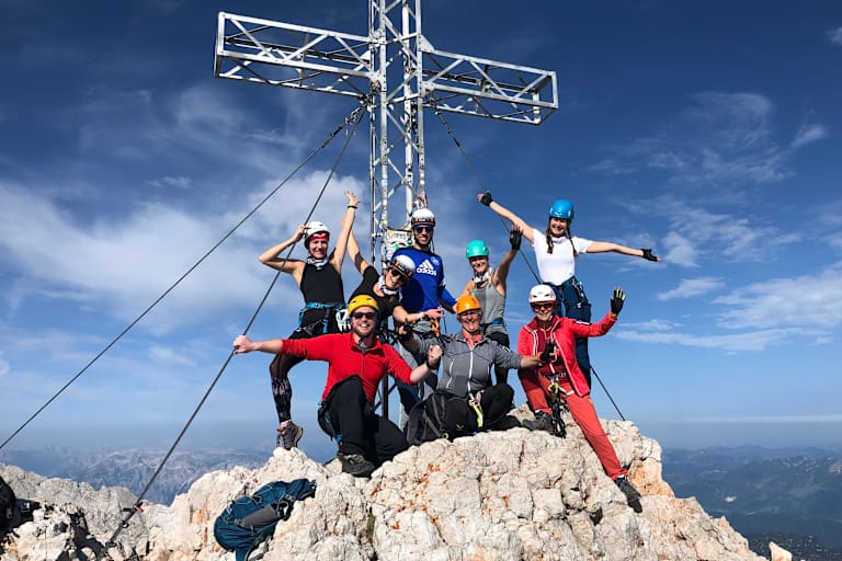 Glückliche Gesichter, erste Gipfelerfolge am Drahtseil und blitzblauer Himmel über dem Dachstein: So war das Bergwelten-Event „Mein erster Klettersteig“