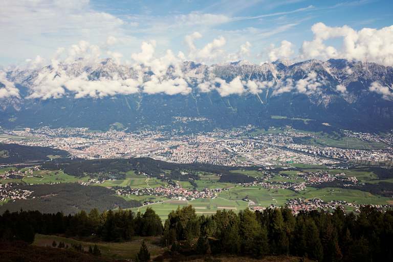 Blick vom Patscherkofel auf Innsbruck und die Nordkette
