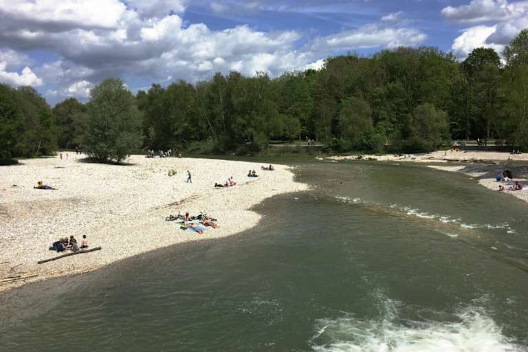 Die Isar ist ein schönes Ziel für Kinderwagentouren um München