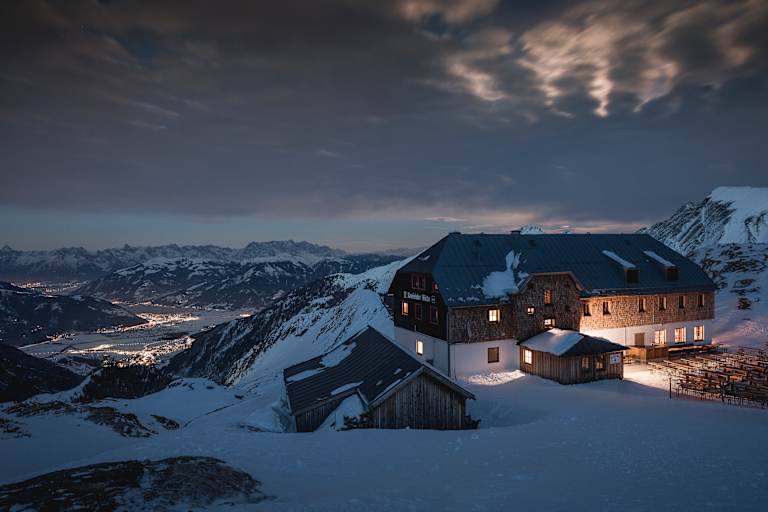Die Krefelder Hütte über dem Lichtermeer von Zell am See