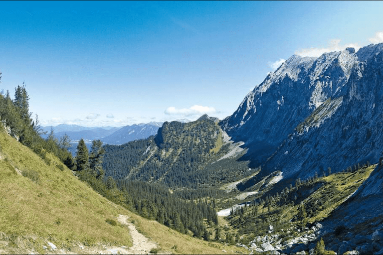 Die langen Fahrwege zum Schachenhaus sind bis auf die oberste Etappe ausgebaut worden.