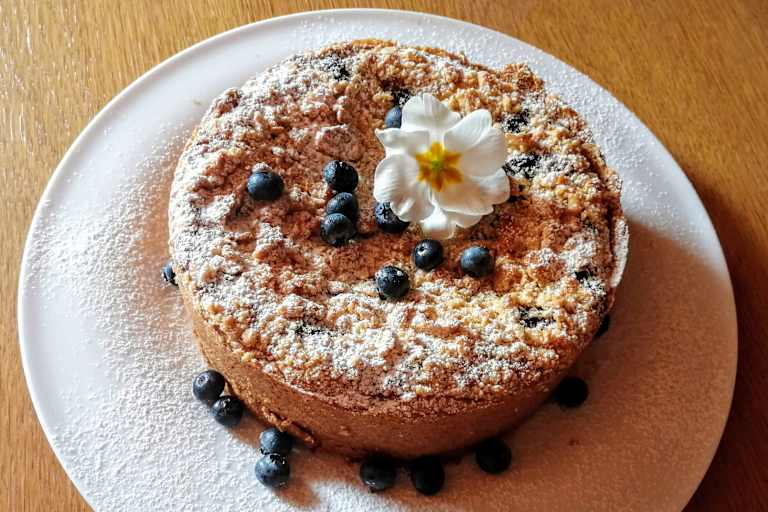 Frisch gebackener Heidelbeer-Käsekuchen von der Franz-Fischer-Hütte